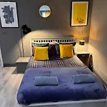 Stylish Studio Flat With Private Patio