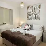 Great Home In Lovely Area With Parking, Sleeps 6
