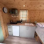 Shepherds Hut With Hot Tub