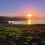 2 Fern Lodge, Hope Cove, Walking Distance To The Beach