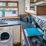 Modern 3 Bedroom House Close To Ferry And City Centre