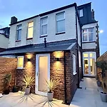Stunning Coastal Retreat Whitley Bay Sleeps 9