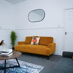 Spacious 3 Bed House - Walk To Metro - Free Parking, Sleeps 6 - Close To City Centre