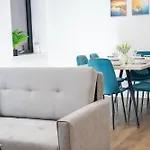 Central 2 Bed 2 Bath Apartment Near Brighton College, Beach, Hospital - Long Stay Offers