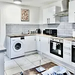Large 6 Bed House, Long Term Stay Savings, Contractors, Professionals, Big Groups, Free Parking!
