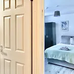 Large 6 Bed House, Long Term Stay Savings, Contractors, Professionals, Big Groups, Free Parking!