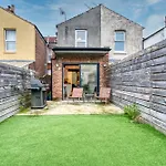 4 Bed Stunning Townhouse, Spacious Open Plan & Great For Groups Parking Available, Sleeps 9! Portsmouth - Easter Special Offer! - By Blue Puffin Stays