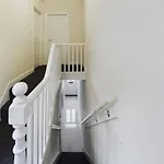 New! Classic 3Br House Just 15 Mins To City Centre