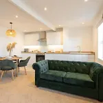 Apartment 4, King'S Court