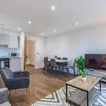 Central 2 Bed 2 Bath Penthouse Near Beach, Hospital - Long Stay Rates Available