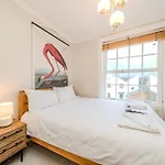 Sunny 1-Bedroom Flat Near The Waves Of Brighton Beach