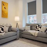 Lethbridge Villa 49 3-Bedroom Apartment With Garden, Fibre Wifi, Free Parking, Sleeps 6