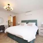 Driftwood With Free Parking And Sea Views