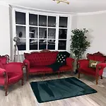 2 Bedroom Dreamy Apartment In Plymouth!