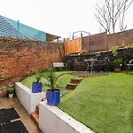 4 Bed Home 3 Mins From Harbour + Sandy Beach