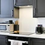 Churchill Square Views - Modern Studio