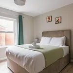 Luxurious 2 Bedroom City Centre Apartment Walking Distance To Everything Sleeps 6