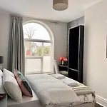 Stunning 2 Bedroomed Apartment On Allerton Road, Sleeps 4