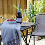 The Nook - Cosy Coastal Retreat Near Sandbanks