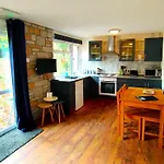 Painters Cottage 2-Bed Chalet Nr St Ives & Hayle