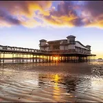 Spacious 2 Bed Flat Close To Beach