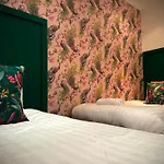 Sleeps10-Parking-Garden-Hottub-Petfriendly