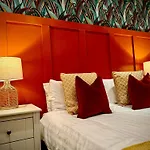 Sleeps10-Parking-Garden-Hottub-Petfriendly
