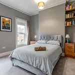 New! Chic And Spacious Townhouse