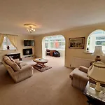 Spacious Four Bedroom House, 3 Min Walk To Beach