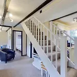 33 Tudor Court