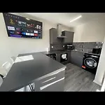 Newly Refurbished Apartment With Free Parking Flat 6