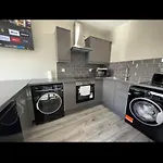 Recently Renovated Apartment Free Parking