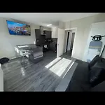 Recently Renovated Apartment Free Parking
