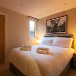 The Titanic -1Bd Trendy Ap -Gold Short Term Stays