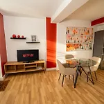 Cozy And Modern 2-Bed Apartment
