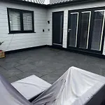 2-Bedroom Chalet With Log Burner