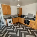 Work & Relax - 3 Bedroom House With Off-Road Parking