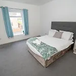 Work & Relax - 3 Bedroom House With Off-Road Parking