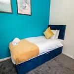 Stylish 3-Bed Swansea Home With Wifi & Kitchen