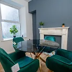 Stylish 3-Bed Swansea Home With Wifi & Kitchen