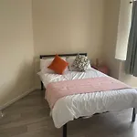 An Elite Executive Stay - 5-Bedroom Business Home & Parking
