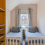 33 Maycroft Road