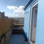The Blue House - 3 Bed House With Parking