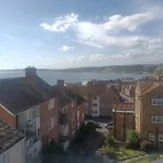 The Blue House - 3 Bed House With Parking