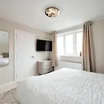 3 Bedroom Beautiful Home With Garden, Ac, Hot Tub