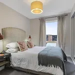 Stylish 2-Bed Penthouse Sleeps 6 Central Location