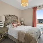 Stylish 2-Bed Penthouse Sleeps 6 Central Location
