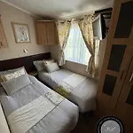 Meadow Lakes 76 - Sleeps 6 With A Bath - Golden Palm Resort - Meadow Lakes Caravan & Lodge Hire