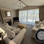 The Retreat 39 - Hot Tub Mini Lodge - Golden Palm - Pet Friendly, Wifi, Central Heating, Bed Linen - Meadow Lakes Caravan & Lodge Hire