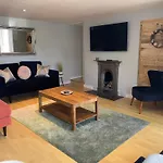 Beautiful Cottage A Stones Throw From The Beach.
